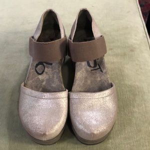 OTBT gold wedge closed-toe shoes